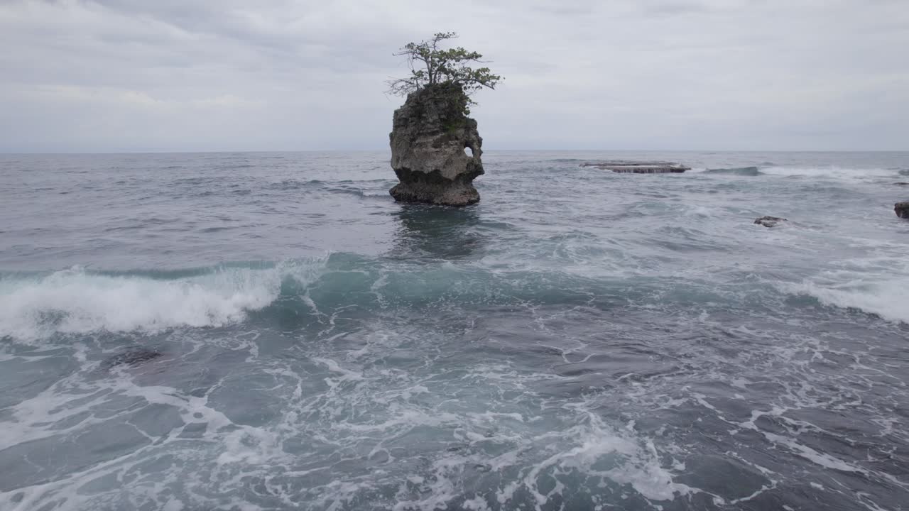 코스타리카 정오의 거친 해변