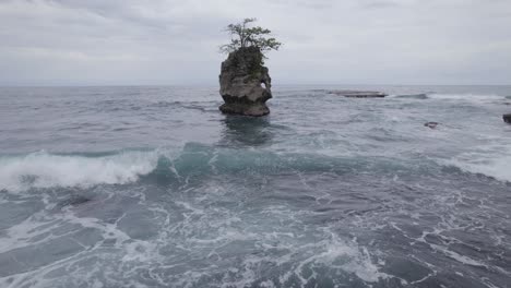 playa escarpada en costa rica al mediodía