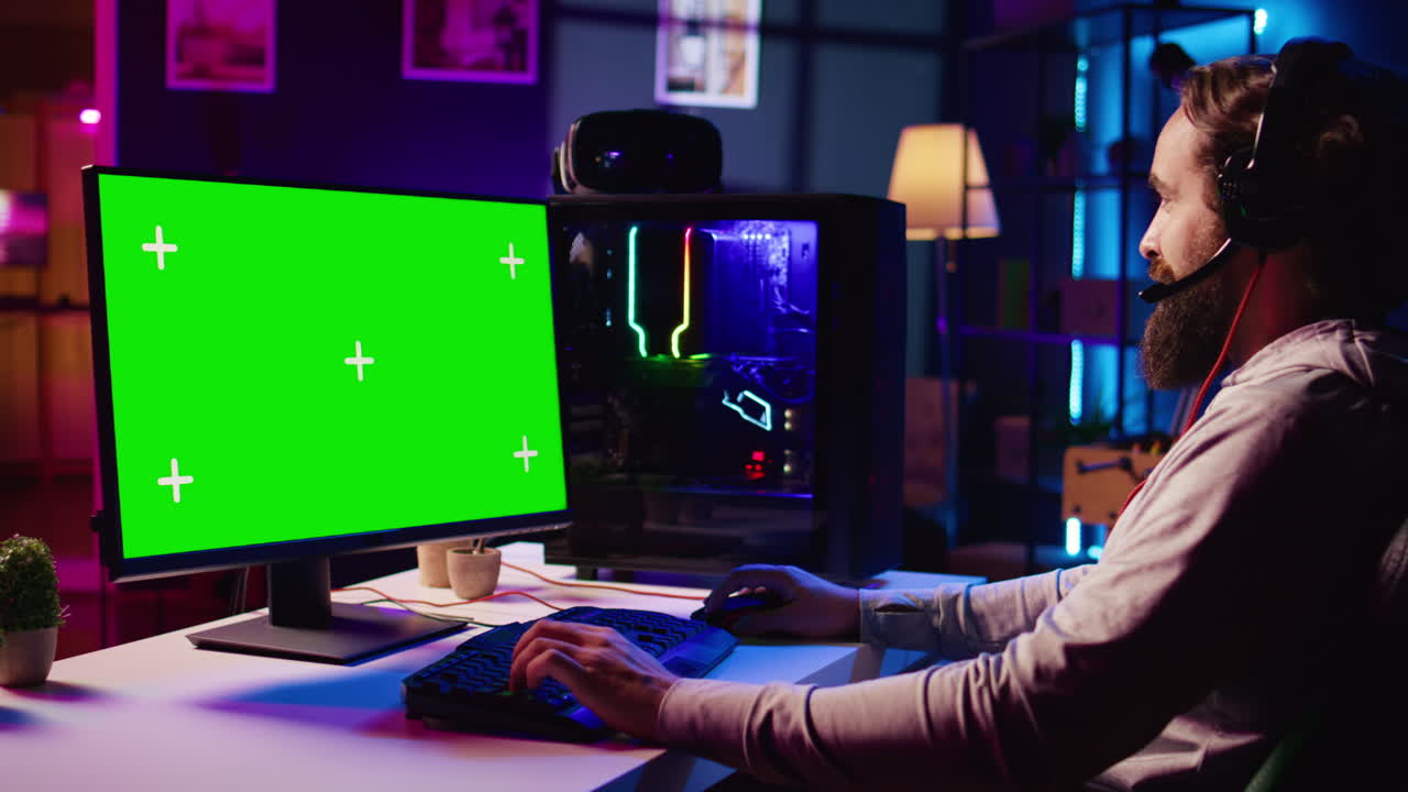 uomo parla con gli amici online mentre giocano insieme in un gioco multiplayer sullo schermo verde desktop pc