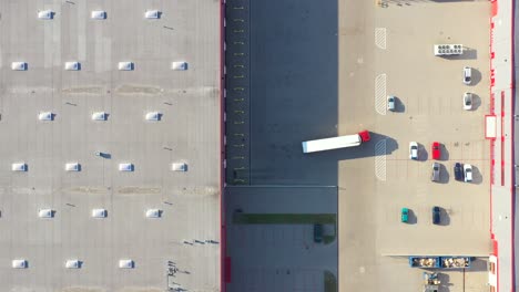 vista aérea del almacén de carga con semirremolque