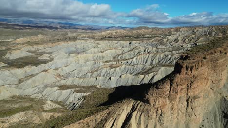 tierras baldías en el desierto de tabernas, almería, andalucía, españa - antena cinematográfica