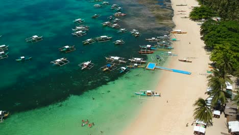 Imágenes-Aéreas-De-Embarcaciones-Acuáticas-De-Pasajeros-Atracadas-En-La-Isla-De-Daku-Siargao