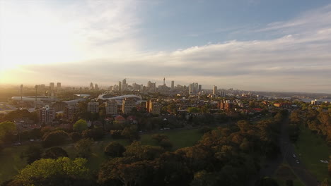 Hermoso-Paisaje-Urbano-Con-Parque-Centenario-Y-Estadio-Al-Atardecer