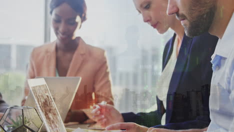 animación del procesamiento de datos financieros sobre diversas personas de negocios que usan computadoras portátiles