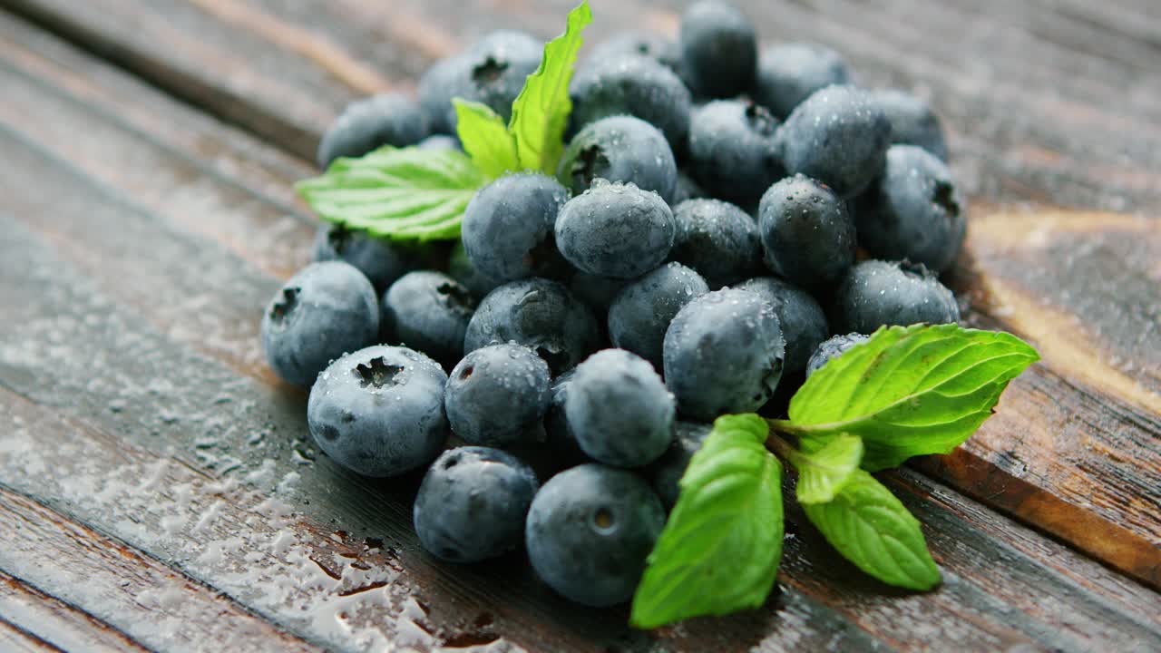 테이블에 신선한 블루베리와 녹색 잎