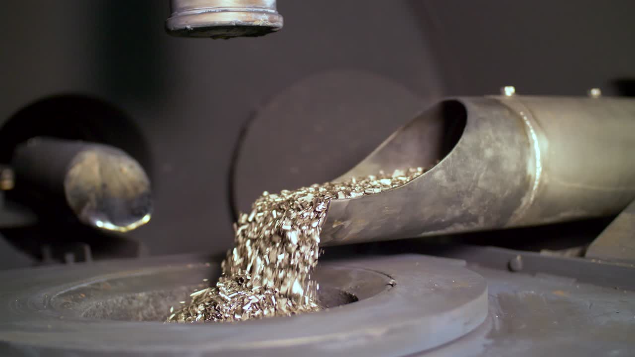 Rohr transportiert vibrierend Metallspäne in einen Plasma-Lichtbogenofen