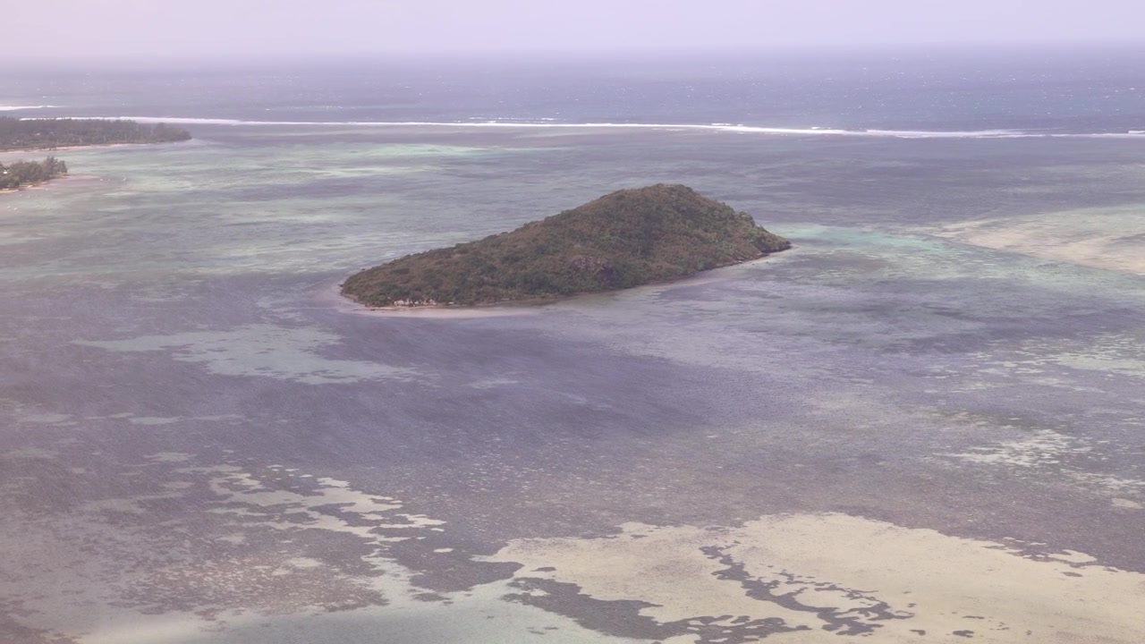 Le Morne Brabant, Mauritius, met uitzicht op de lagune van de Indische Oceaan en het kleine eilandje Îlot Fourneau, dat de ongerepte tropische mariene omgeving toont.