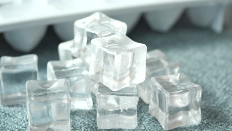 cubos de hielo en una bandeja