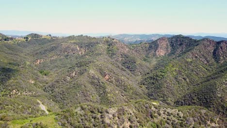 hermosas imágenes aéreas en 4k de las montañas de santa mónica en los ángeles, california, en un día soleado.