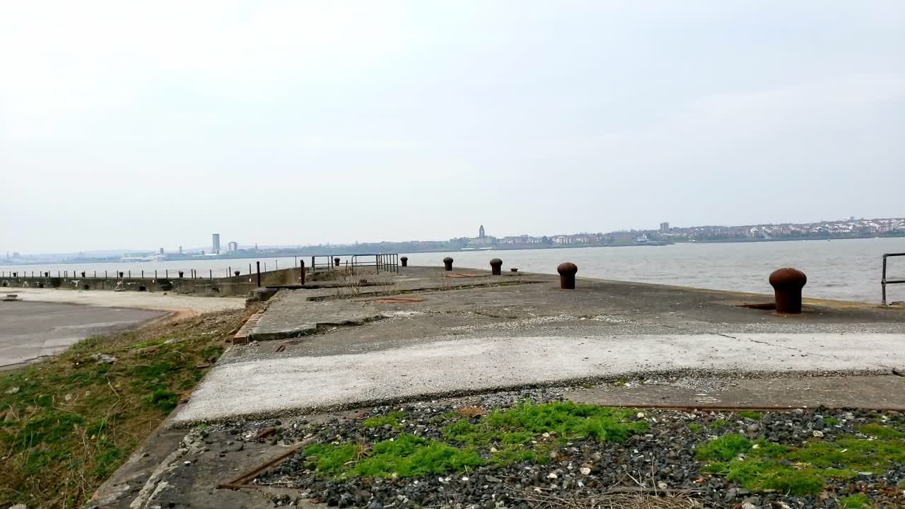 destartalado y abandonado dockland waterfront abandonado con la recesión del comercio