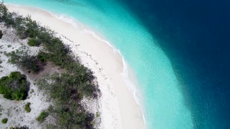 Vista-Aérea-De-Pájaros-Teledirigidos-Descendiendo-Hacia-La-Impresionante-Isla-Tropical-Paradisíaca-De-Playa-De-Arena-Blanca-Curva-Y-Aguas-Cristalinas