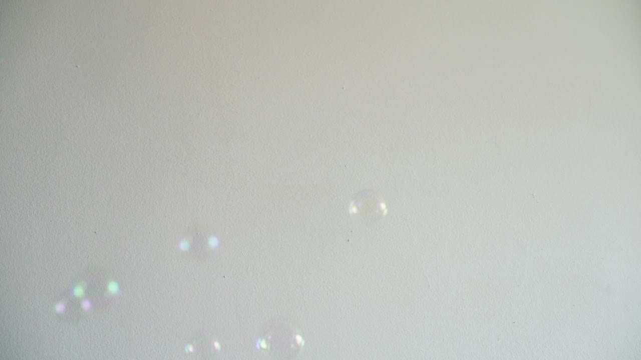 흰색 배경에 흐릿한 비누 거품의 느린 동작