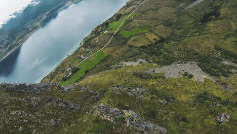 在挪威的一座山上跳崖,從霧中開始