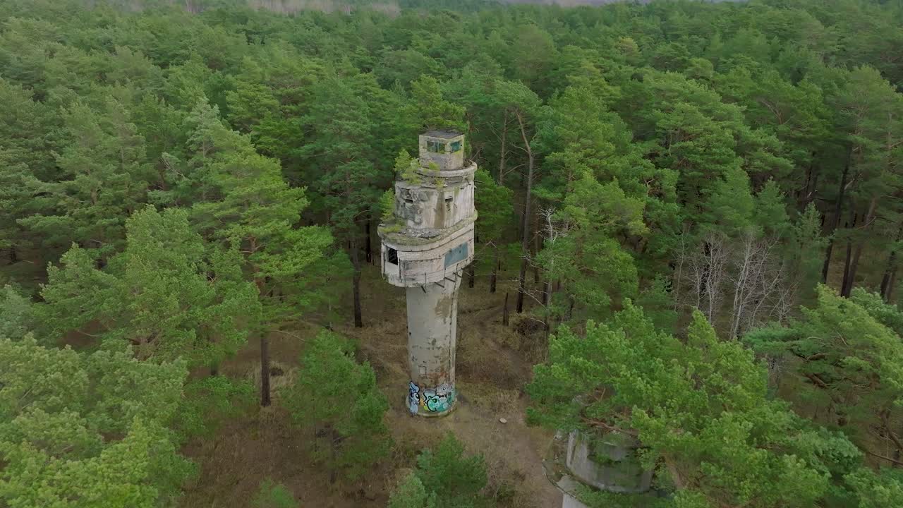 создание воздушного вида старой советской военной бетонной наблюдательной вышки, сосновый лес, лиепая, военное наследие, северный лес, широкий снимок с беспилотника, движущийся вперед, наклон вниз