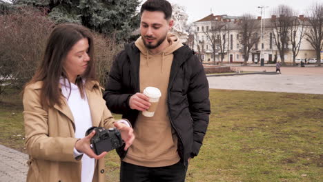 Pareja-Caucásica-Tomando-Fotografías-Afuera.