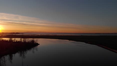 Imágenes-De-Drones-4k-Granja-Histórica-De-Stewart-Hermosa-Oscuridad-Espeluznante-Extraña-Y-Misteriosa-Puesta-De-Sol-Sobre-Aguas-Profundas-Y-Tranquilas