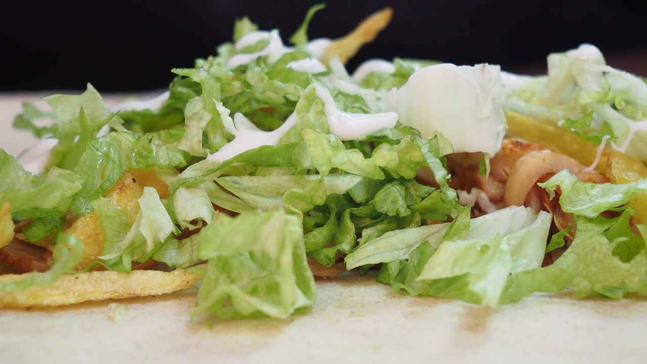 Delizioso Shawarma Pita con Patatine Fritte e Verdure