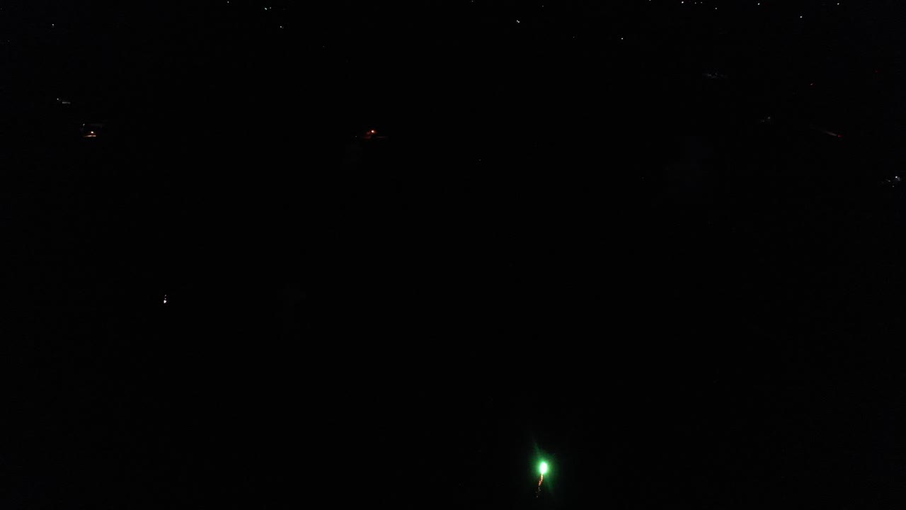 fuegos artificiales nocturnos sobre el área rural