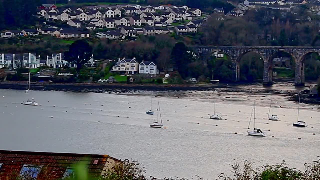 Sungai Tamar di seberang kota Saltash di wilayah Inggris, Cornwall
