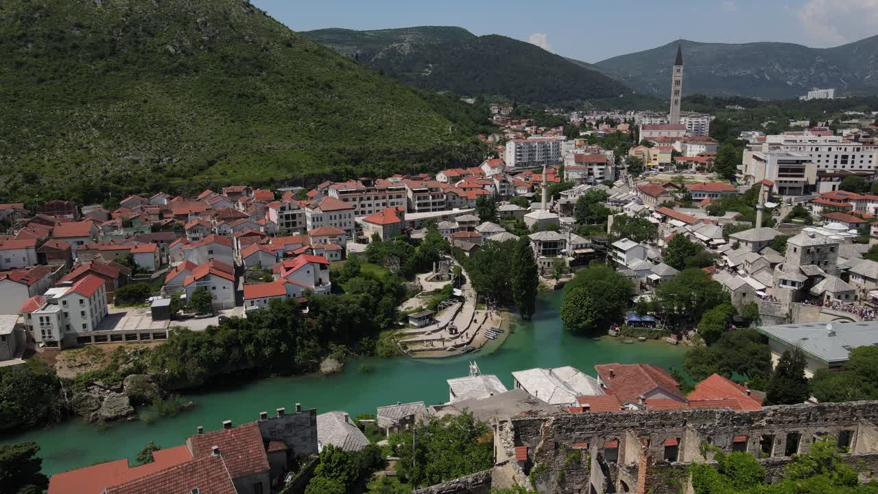 un ejemplo de arquitectura otomana, vista del viejo puente de piedra que conecta la ciudad de mostar