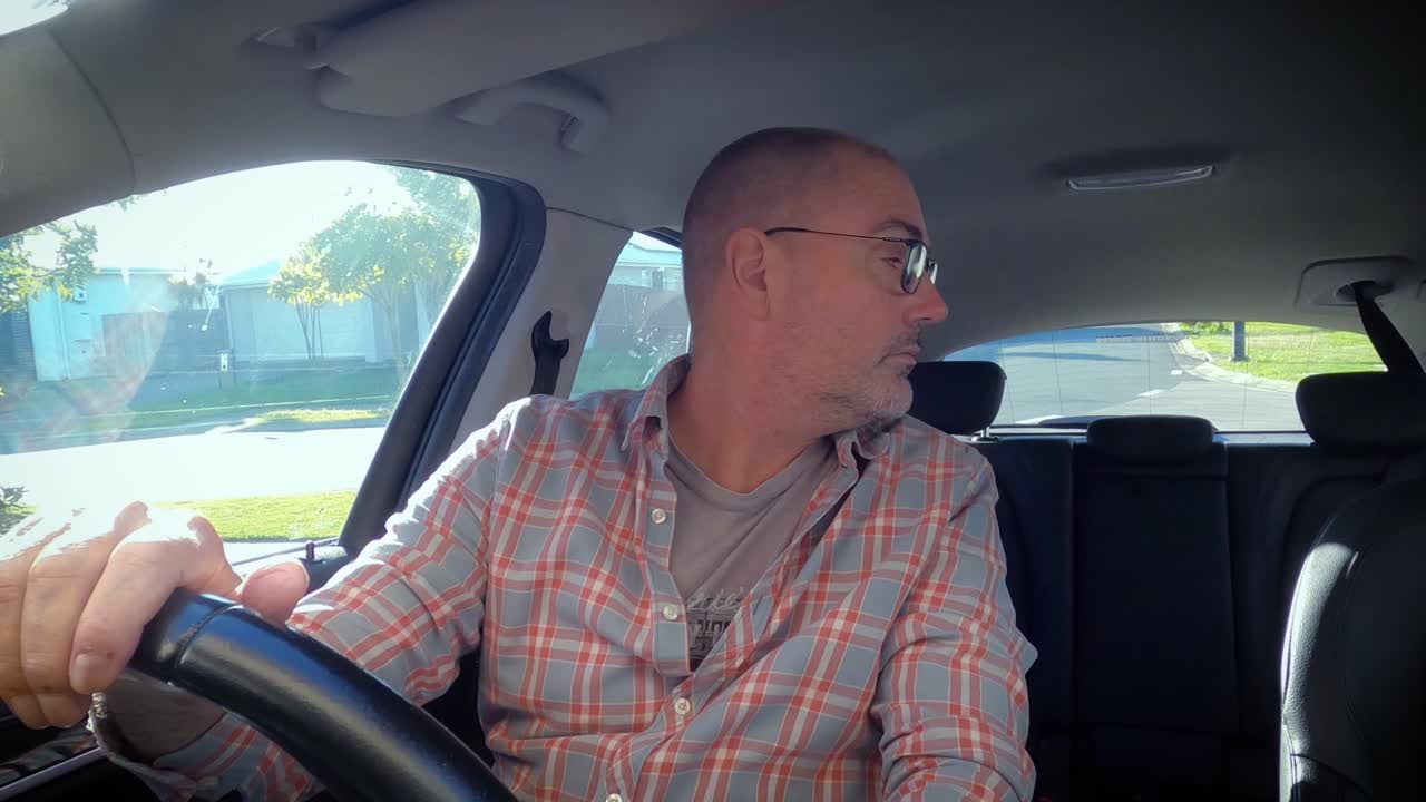 차도를 후진하다가 충돌한 남성 운전자가 충격을 받았습니다.