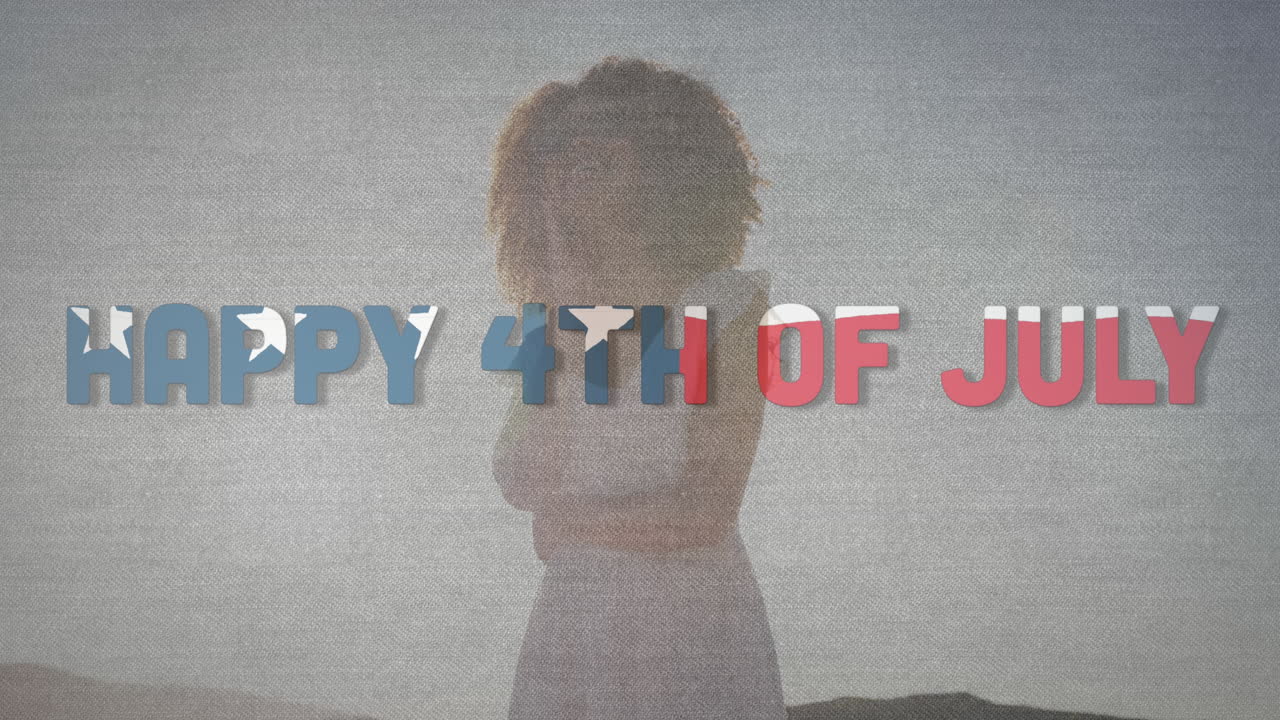 animación de feliz 4 de julio texto con patrón de bandera estadounidense ondeando sobre mujer en la playa
