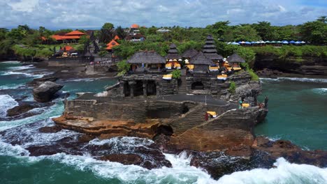 Templo-De-Tanah-Lot-Y-Sus-Pintorescos-Alrededores-En-Bali,-Indonesia---Toma-Aérea-De-Drones