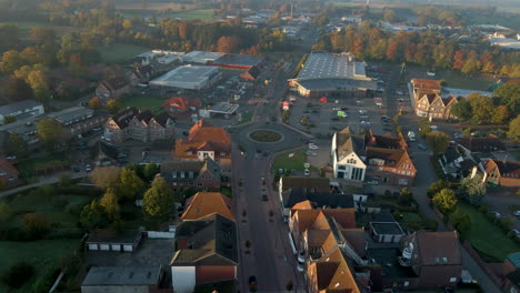 Vista-Aérea-Del-Barrio-En-Friesoythe,-Cloppenburg,-Baja-Sajonia,-Alemania---Disparo-De-Drones