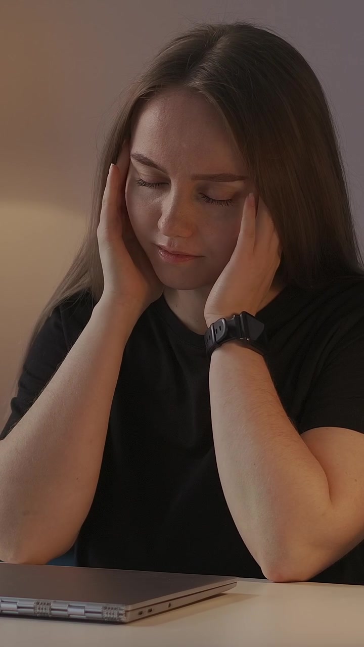 Giovane donna chiude il laptop sentendosi stressata e sopraffatta