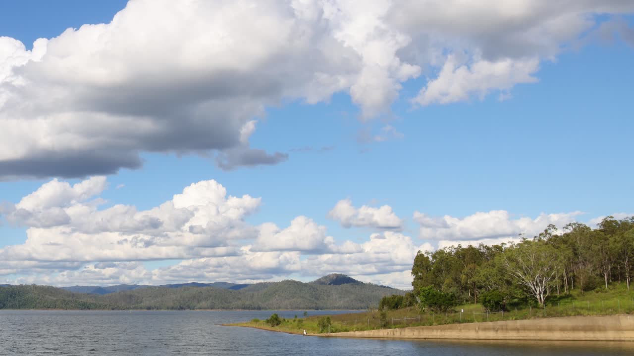 el lapso de tiempo de las nubes que se mueven sobre un lago tranquilo