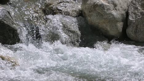 Wunderschöne-Filmische-Aufnahme-Des-Rive-Ganges,-Der-Den-Dampf-Vom-Ursprung-In-Der-Uttarkhand-region-In-Indien-Hinunterströmt