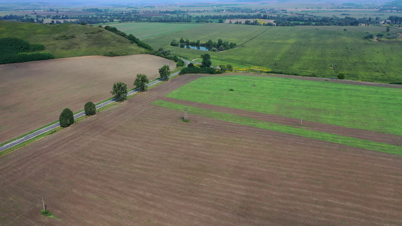 drone vuela sobre tierras agrícolas con caminos a su alrededor