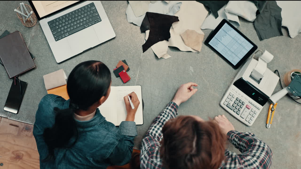 가죽 작업, 직물에 대한 사람과 작업실