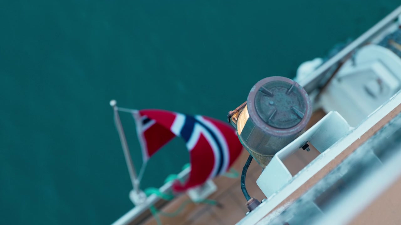 Crociera nordica, bandiera nazionale, vista di poppa della nave, trasporto marittimo