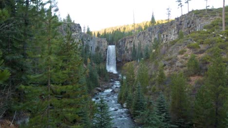 Wasserfall-Und-Fluss-Im-üppigen-Waldtal,-Weitwinkelaufnahme,-Zeitlupe