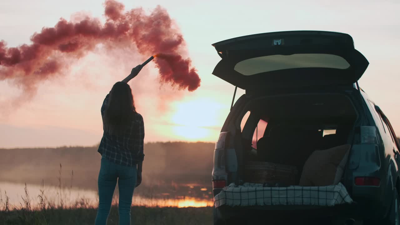 fuego de señal, humo de color, turista perdido, mujer feliz
