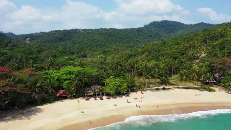 Hermosa-Y-Tranquila-Playa-Tropical-De-Arena-Blanca-En-Un-Día-Soleado-De-Verano