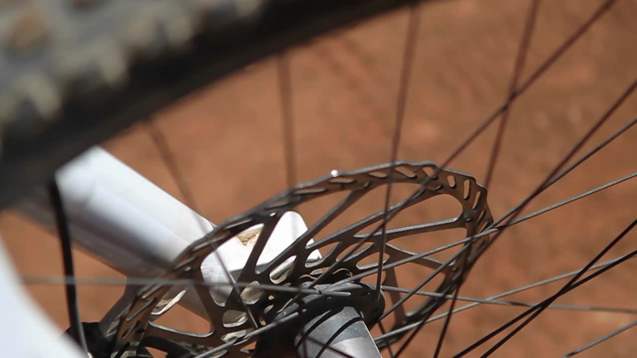 primer plano de frenos y amortiguadores que entran y salen