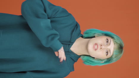 el video vertical de la joven está advirtiendo mirando a la cámara.