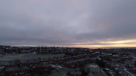 La-Vista-Invernal-Desde-Un-Dron-Captura-El-Típico-Desarrollo-De-Viviendas-Propiedad-Del-Consejo-Urbano-Del-Reino-Unido-En-Dewsbury-Moore-Council-Estate,-Con-Casas-Adosadas-De-Ladrillo-Rojo-Y-El-Yorkshire-Industrial.