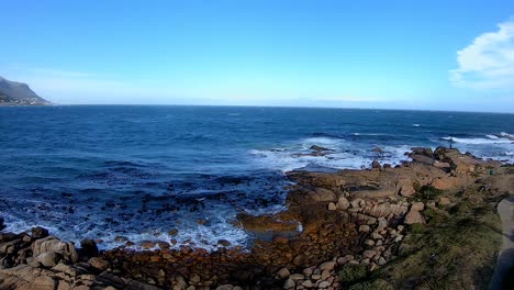 mar agitado frente a la costa rocosa
