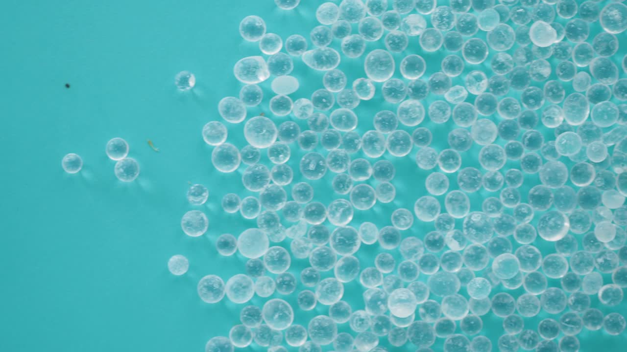 파란색 배경에 있는 실리카 젤 구슬