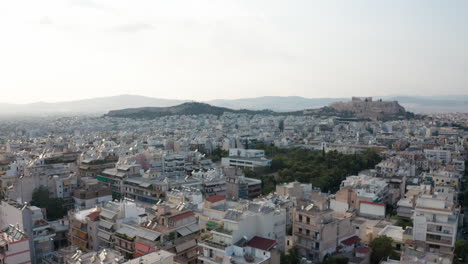 Vuelo-Aéreo-Ascendente-Con-Drones-Con-Vista-A-La-Acrópolis-En-Atenas,-Grecia