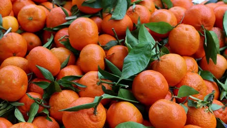 Ripe-oranges-for-sale-on-a-market-stall