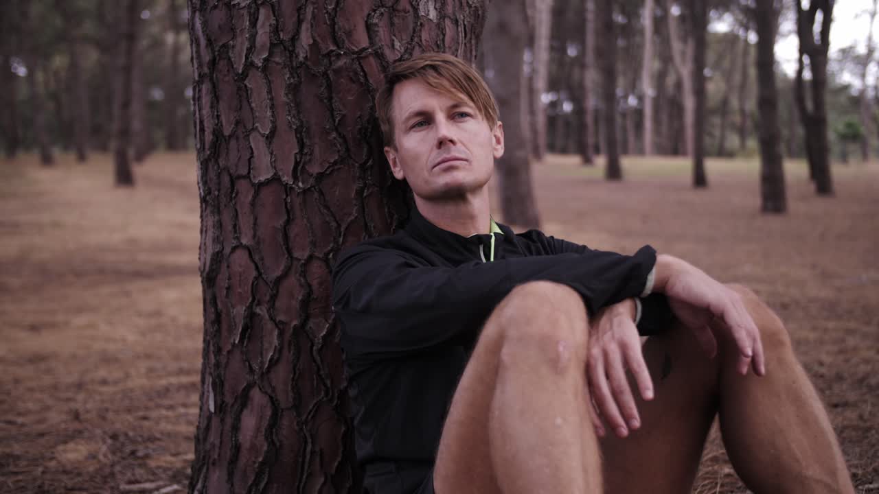 Cena vintage solitária e triste de homem com floresta de pinheiros ao redor