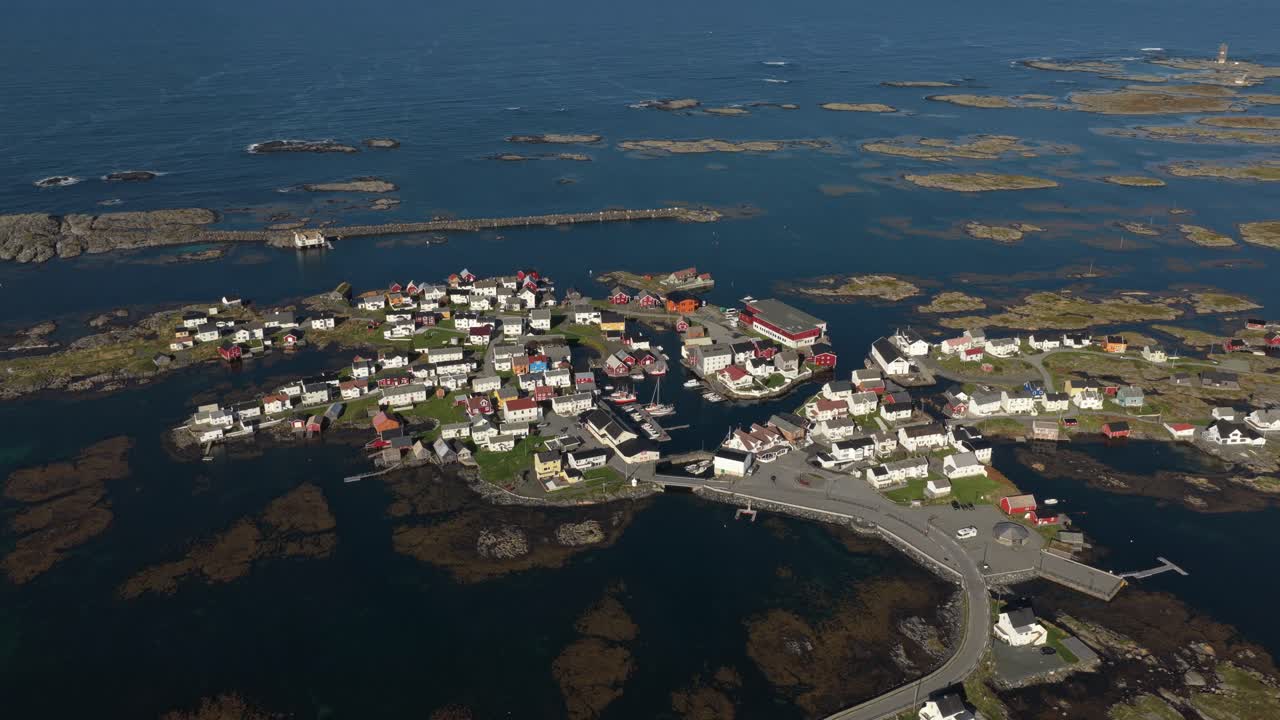 Drohnenansicht bei Tag des Inseldorfs Veiholmen entlang der norwegischen Küste