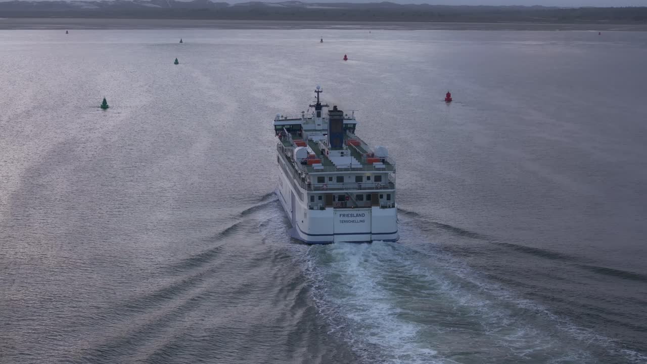 Hollanda'da huzurlu kıyı manzarasını gösteren, adası, feribotu ve gün doğumu ile Terschelling'in havadan görünümü.