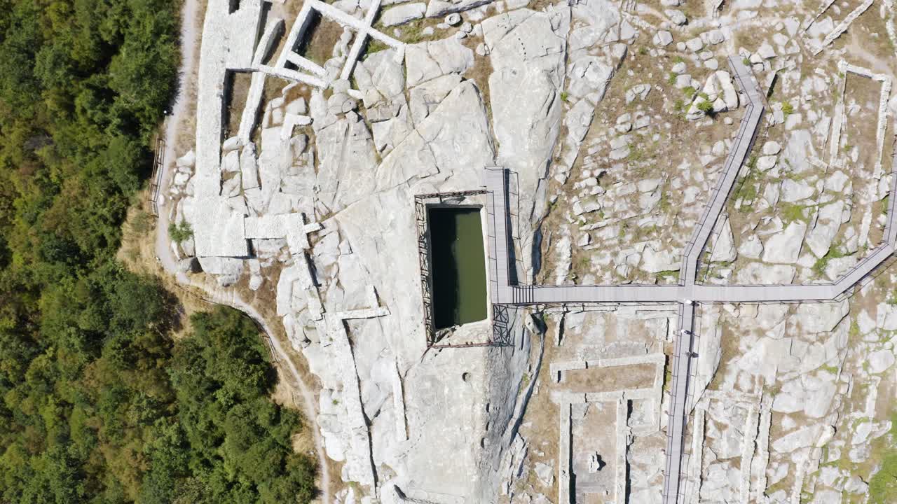fotografía aérea de un embalse de agua situado en el centro del complejo del monumento histórico de perperikon, en la provincia de kardzhali en bulgaria
