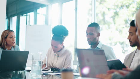 Trabajo-En-Equipo,-Documentos-O-Gente-De-Negocios-En-Reunión