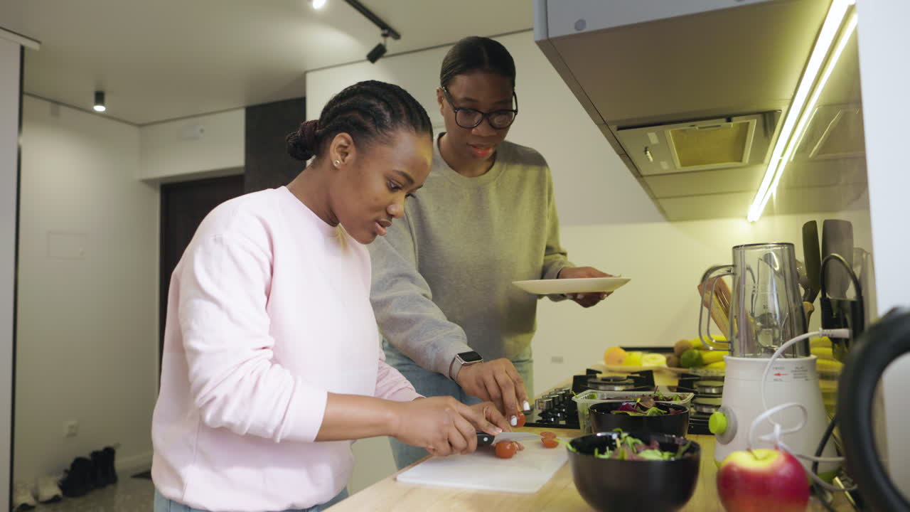 mujeres preparando una ensalada